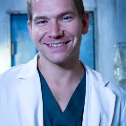 Maitresse Madeline en 'Kink' Ordeñando al Enterrador: ¡¡¡Un especial de Halloween de Divine Bitches!!! (Miniatura 1)