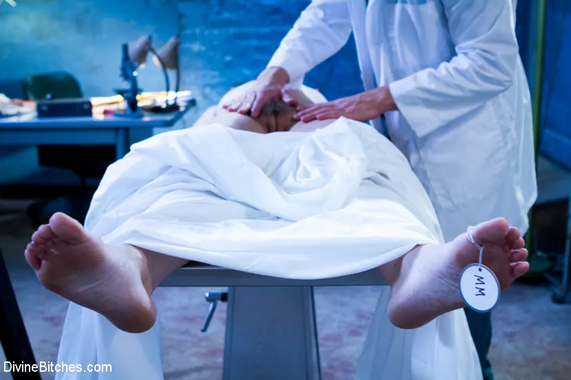 Kink 'Ordeñando al Enterrador: ¡¡¡Un especial de Halloween de Divine Bitches!!!' protagonizando Maitresse Madeline (foto 9)