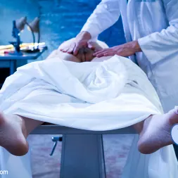 Maitresse Madeline en 'Kink' Ordeñando al Enterrador: ¡¡¡Un especial de Halloween de Divine Bitches!!! (Miniatura 9)