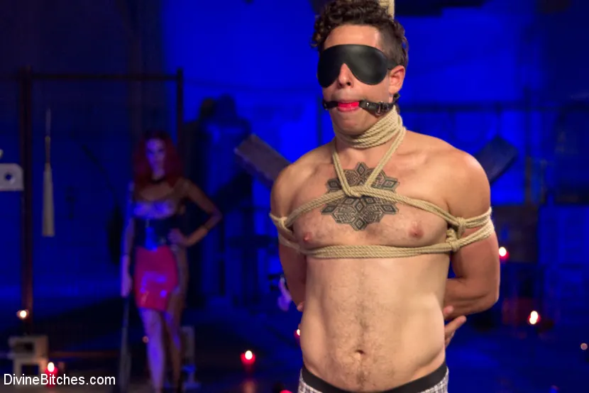 Kink '¡La Maestra Ordeña a una Virgen Postrada y Castiga a una Polla Chorreante!' protagonizando Maitresse Madeline (foto 6)