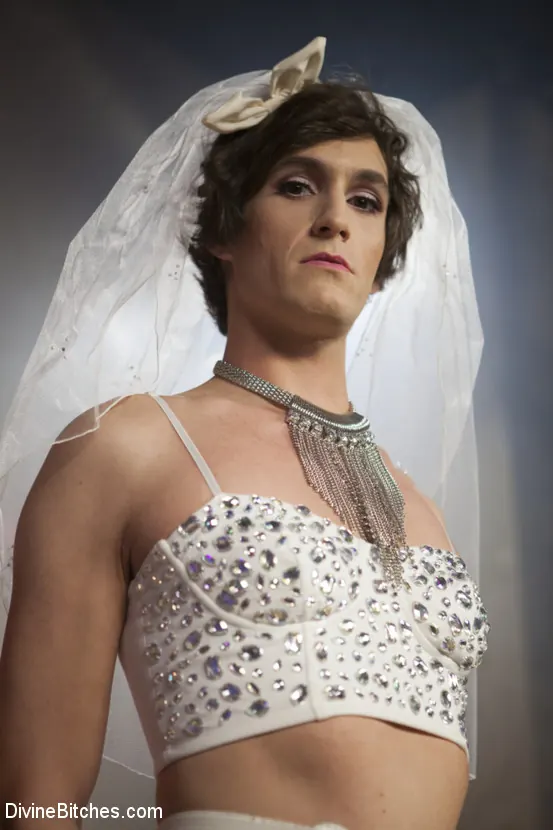 Maitresse Madeline Marlowe に 'ハネムーン・カッコウッド・ホテル・ディバイン' from 'Kink' (写真 1) Kink 'ハネムーン・カッコウッド・ホテル・ディバイン' 主演 Maitresse Madeline Marlowe (写真 1)