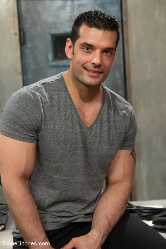 Kink 'searches for a personal slave for her home.' protagonizando Maitresse Madeline (foto 8)