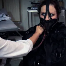 Marica Hase に プレデターゲーム - HogTied BDSMファンタジーフィーチャームービー、Marica Hase出演 (写真 17) Marica Hase に 'Kink' プレデターゲーム - HogTied BDSMファンタジーフィーチャームービー、Marica Hase出演 (サムネイル 17)