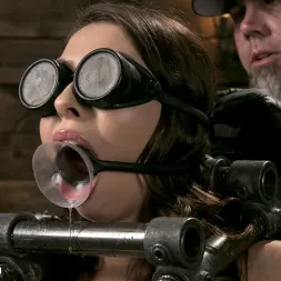 Melissa Moore に 'Kink' 新人メリッサ・ムーア、叫ぶボンデージへ (サムネイル 3)