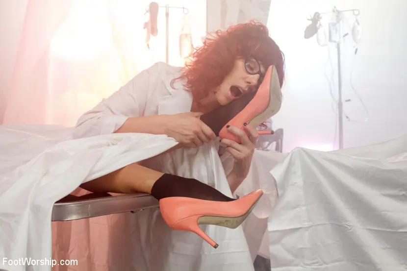 Kink 'Laboratorio de pies lésbicos: ¡Maitresse Madeline se somete a los pies!' protagonizando Melody Jordan (foto 9)