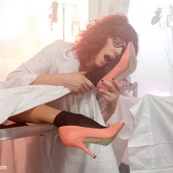 Melody Jordan en 'Kink' Laboratorio de pies lésbicos: ¡Maitresse Madeline se somete a los pies! (Miniatura 9)