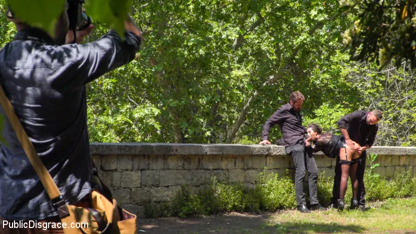 Kink 'La puta española Frida Sante follada al aire libre' protagonizando Melody Petite (foto 2)