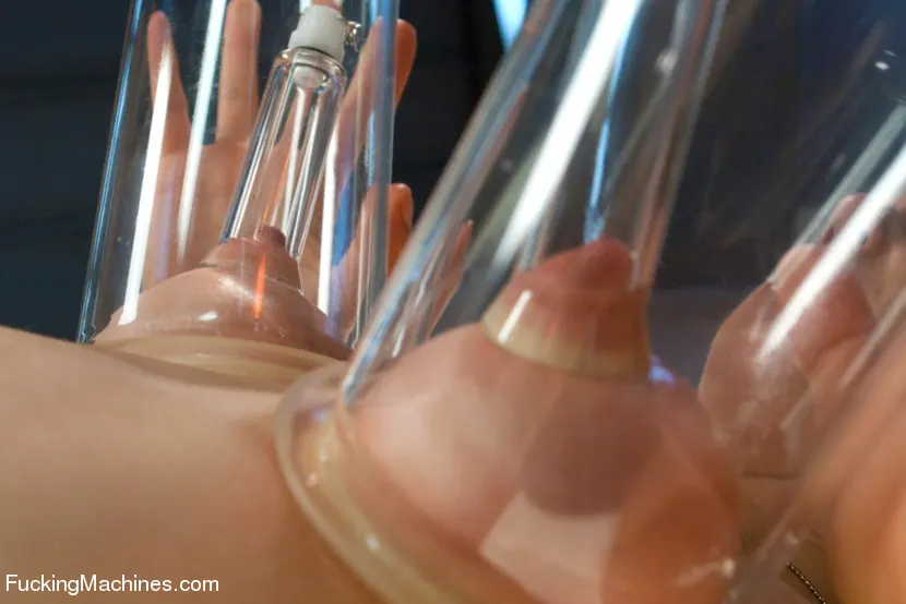 Kink 'Golpe de oro: nueva y caliente estudiante universitaria morena follada por máquinas' protagonizando Mia Gold (foto 2)