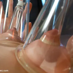 Mia Gold en Golpe de oro: nueva y caliente estudiante universitaria morena follada por máquinas (foto 2) Mia Gold en 'Kink' Golpe de oro: nueva y caliente estudiante universitaria morena follada por máquinas (Miniatura 2)