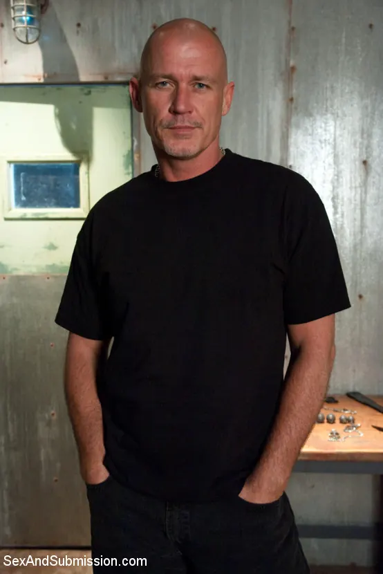 Mia Lelani に '美しい苦しみ' from 'Kink' (写真 1) Kink '美しい苦しみ' 主演 Mia Lelani (写真 1)