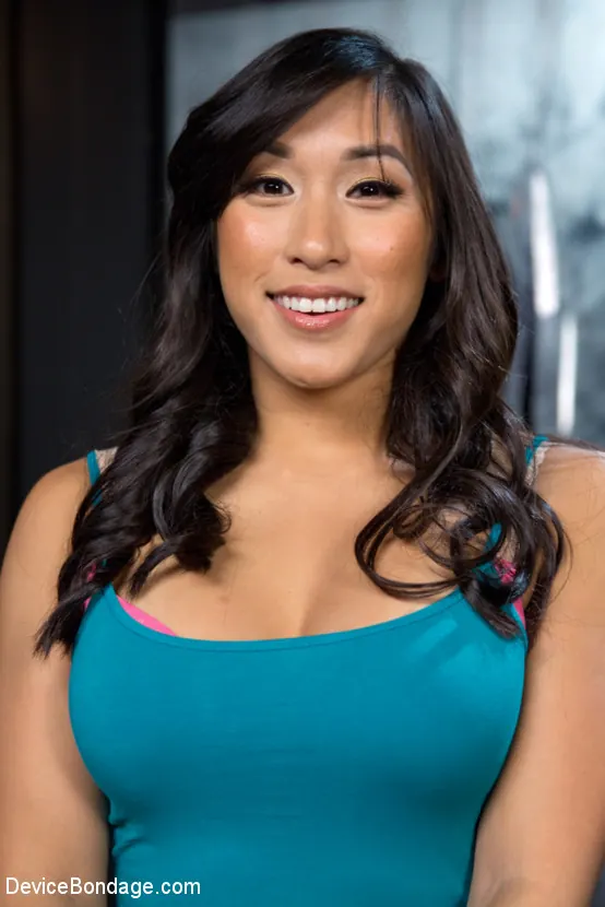 Kink 'Asalto asiático' protagonizando Mia Li (foto 2)