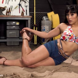 Mia Li に 'Kink' Sneaks Into the Garage to Give a Foot Job (サムネイル 19)