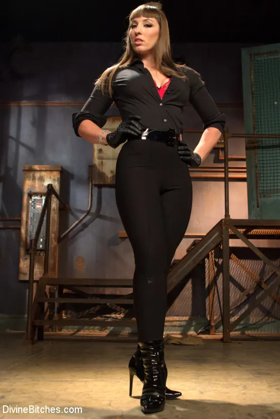 Kink '彼女の筋肉、彼女の喜び' 主演 Mistress Kara (写真 2)