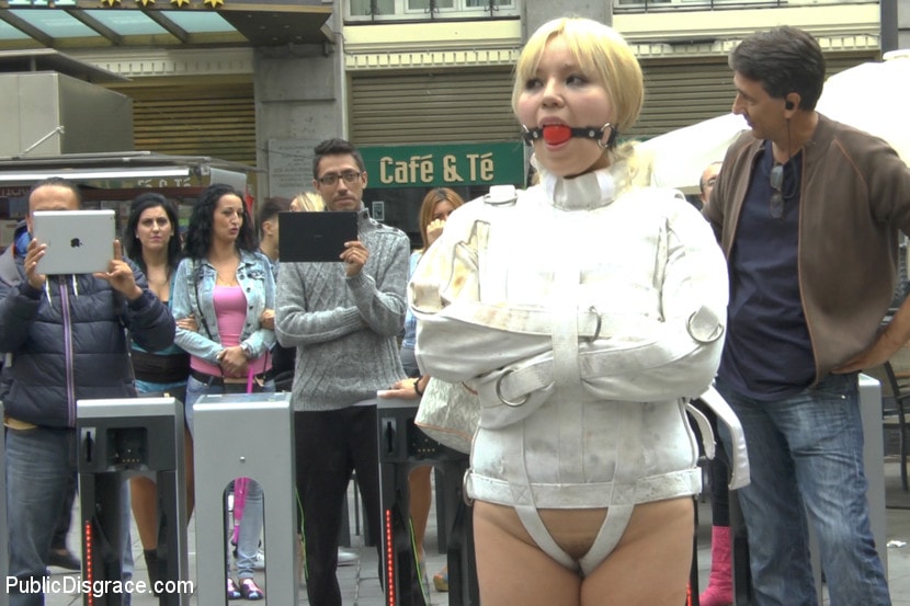 Kink 'Japanese Slut is humiliated and put on display in Madrid' starring Mitsuki Sweet (Photo 18)