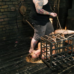 Mona Wales に 'Kink' ボスボンデージによる非対称ボンデージ (サムネイル 15)