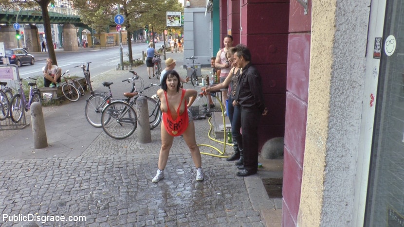Kink 'アンダーグラウンド・セックス・クラブで屈辱を受けたベルリンの汚れた女' 主演 Mona Wales (写真 4)