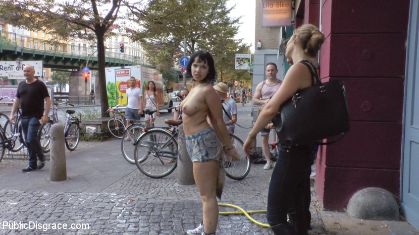Kink 'アンダーグラウンド・セックス・クラブで屈辱を受けたベルリンの汚れた女' 主演 Mona Wales (写真 5)