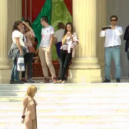 Mona Wales en 'Kink' Servicios de putas de esclavitud completamente desnudas Vergüenza pública (Miniatura 3)