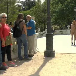 Mona Wales en 'Kink' Servicios de putas de esclavitud completamente desnudas Vergüenza pública (Miniatura 4)