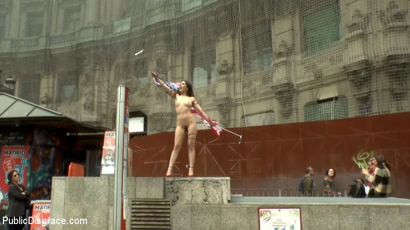 Kink '¡¡¡Turista americana guarrilla se deshonra públicamente!!!' protagonizando Mona Wales (foto 7)