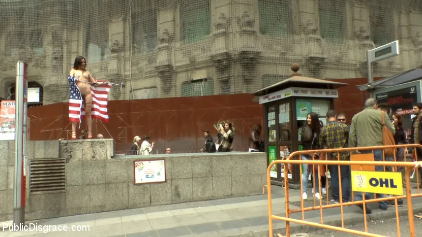 Kink '¡¡¡Turista americana guarrilla se deshonra públicamente!!!' protagonizando Mona Wales (foto 8)