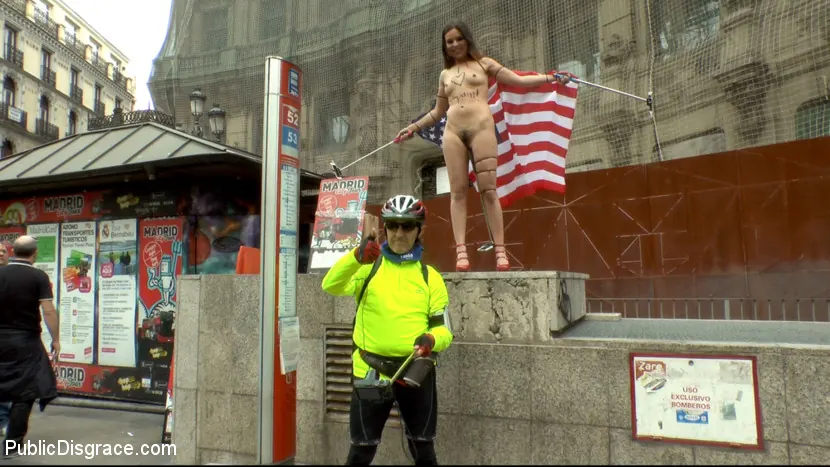 Kink '¡¡¡Turista americana guarrilla se deshonra públicamente!!!' protagonizando Mona Wales (foto 13)