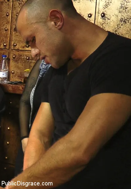 Kink '¡¡¡Turista americana guarrilla se deshonra públicamente!!!' protagonizando Mona Wales (foto 28)