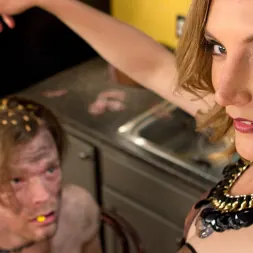 Mona Wales en 'Kink' El marido mimado de Stepford (Miniatura 3)