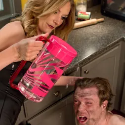 Mona Wales en 'Kink' El marido mimado de Stepford (Miniatura 7)