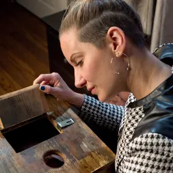 Mona Wales en 'Kink' El marido mimado de Stepford (Miniatura 26)