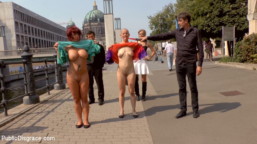 Kink '2人のベルリン人のフリークは、激しい公衆シェイピングとファックをする' 主演 Mona Wales (写真 7)
