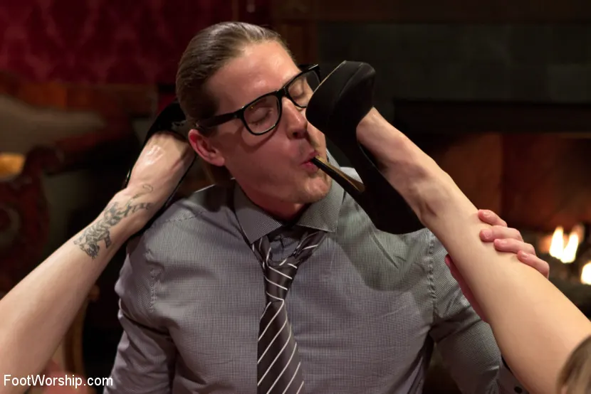 Kink '¡Dos sirvientas de pies sexys provocan, follan y hacen pajas con los pies a su jefe!' protagonizando Mona Wales (foto 6)