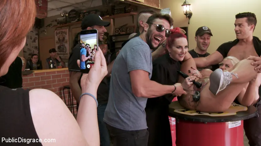 Kink 'La rubia tetona Candela X se somete en un bar de moteros' protagonizando Mz Berlin (foto 3)