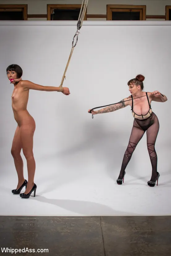 Kink 'Mz. Berlin Pinzas, látigos y doble sujeción La novata Vivi Marie' protagonizando Mz Berlin (foto 13)