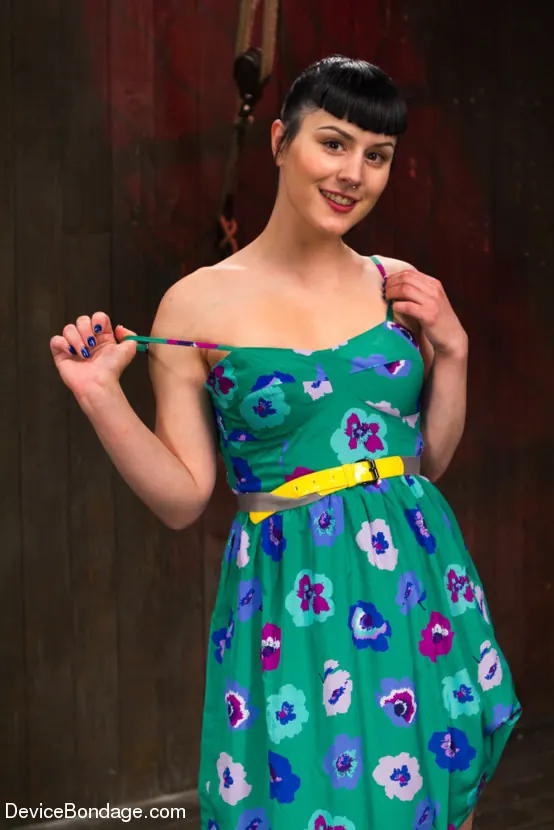 Kink 'Nikki Darling y Katharine Cane - Show en vivo completo y editado' protagonizando Mz Berlin (foto 1)