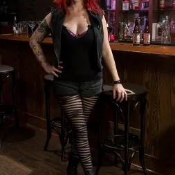 Mz Berlin en 'Kink' Chica de fuera de la ciudad engañada y torturada por lesbianas que le hacen medias (Miniatura 16)