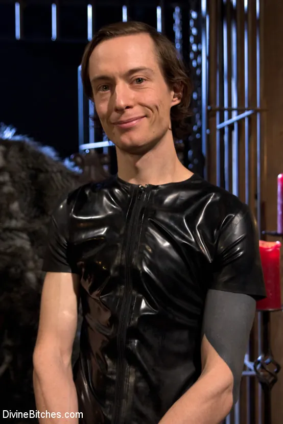 Kink 'Oremos a la Iglesia de las Divinas Perras: ¡Una fantasía bisexual forzada y de cornudos!' protagonizando Mz Berlin (foto 1)