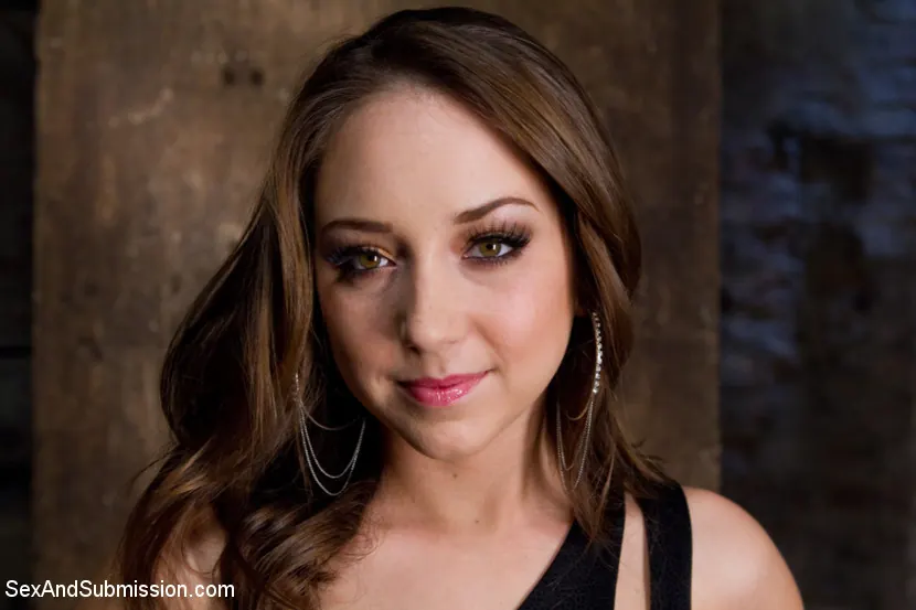 Kink 'Puta Bondage Entre Bastidores: ¡Puta Sexy usada y follada en bondage!' protagonizando Remy LaCroix (foto 1)