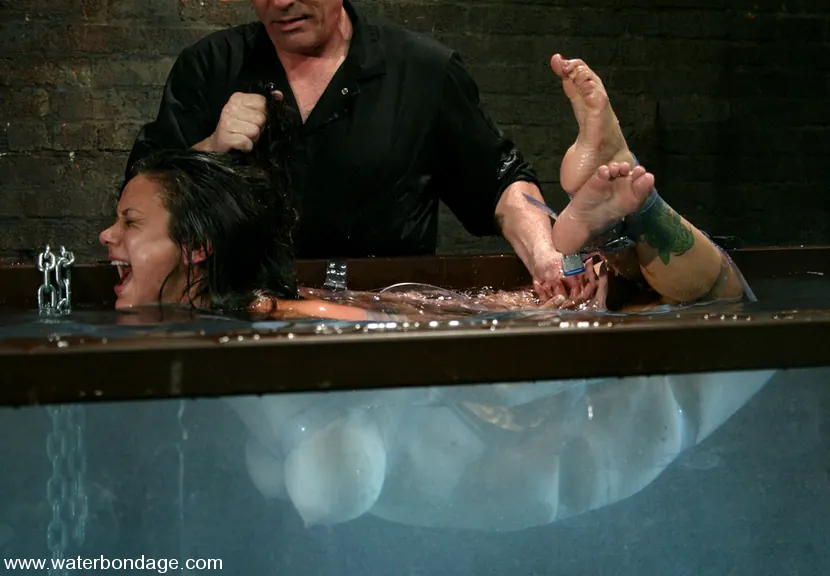 Nadia Styles に 'is Stylin in Plastic Bondage' from 'Kink' (写真 6) Kink 'is Stylin in Plastic Bondage' 主演 Nadia Styles (写真 6)