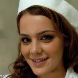 Natasha Nice en 'Kink' No puedes ver el consolador porque está enterrado en su coño (Miniatura 2)