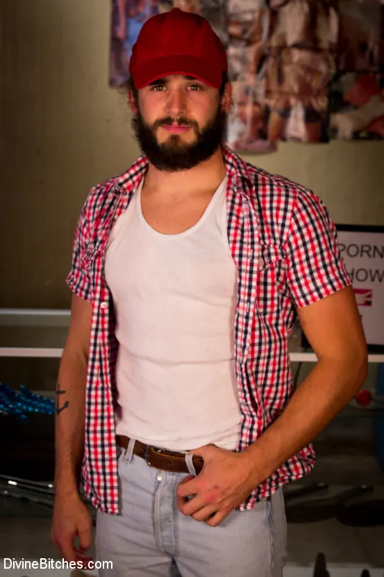 Kink 'lifts, tosses and fucks trucker pervert!' starring Mona Wales (Photo 1)