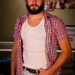 Mona Wales en 'Kink' lifts, tosses and fucks trucker pervert! (Miniatura 1)