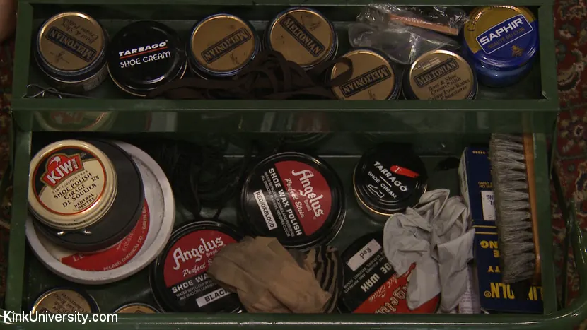 Nerine Mechanique に 'Bootblacking:ケア、クラフト、キンク!' from 'Kink' (写真 1) Kink 'Bootblacking:ケア、クラフト、キンク!' 主演 Nerine Mechanique (写真 1)