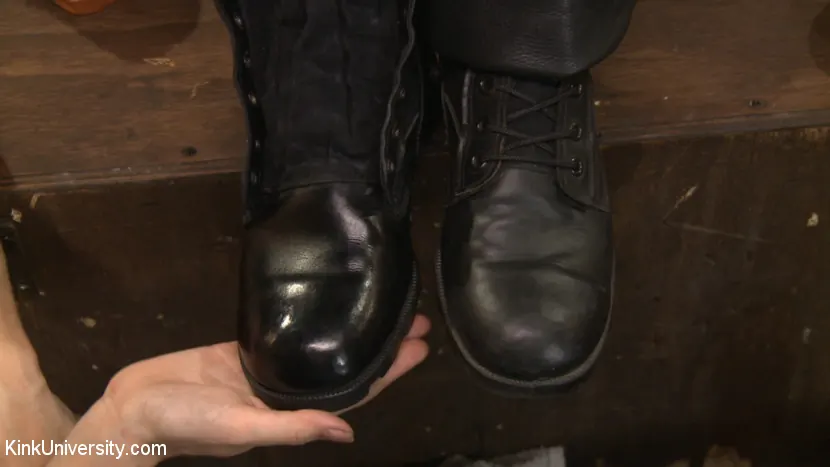 Nerine Mechanique に 'Bootblacking:ケア、クラフト、キンク!' from 'Kink' (写真 10) Kink 'Bootblacking:ケア、クラフト、キンク!' 主演 Nerine Mechanique (写真 10)