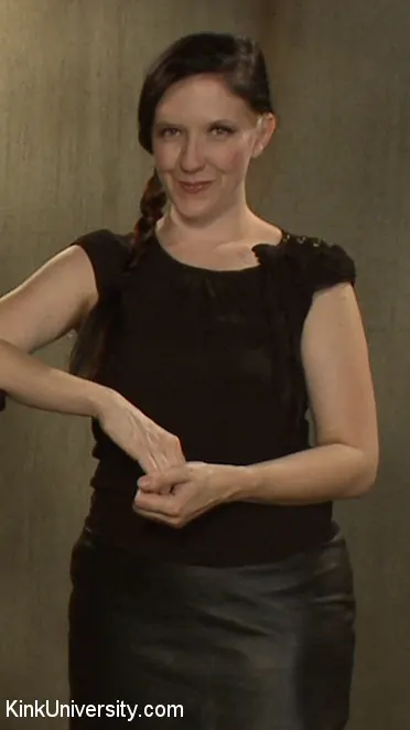 Kink 'Limpiabotas: ¡El cuidado, la artesanía, la perversión!' protagonizando Nerine Mechanique (foto 24)