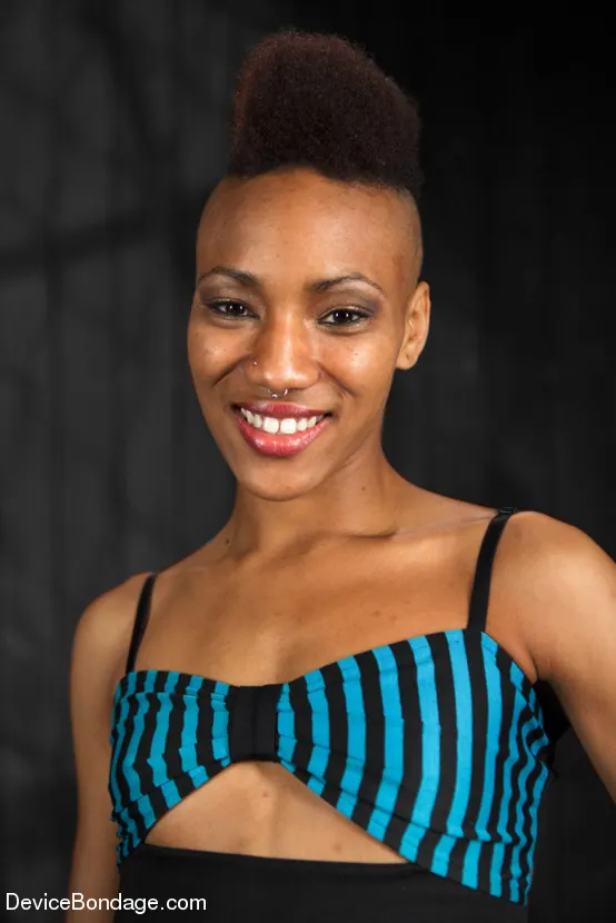 Kink 'Profanado - Nikki Darling' protagonizando Nikki Darling (foto 2)