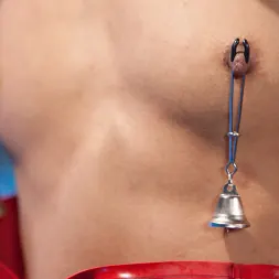 Nikki Darling en 'Kink' Electro Babes: ¡Fisting lésbico juguetón, lamidos de coño y orgasmos electrosexuales! (Miniatura 5)