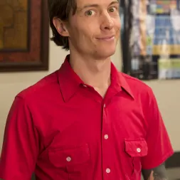 Nikki Darling en 'Kink' ¡Chica geek recibe doble relleno y está empapada en montones de esperma! (Miniatura 18)