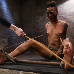 Nikki Darling en 'Kink' ¡En vivo! ¡Puta luchadora, atada, atormentada y follada! (Miniatura 3)