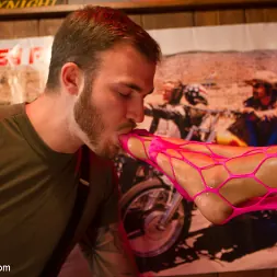 Nikki Darling en 'Kink' La perra desagradable Nikki se moja en el bar de moteros (Miniatura 9)